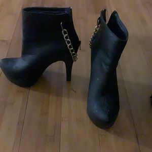 Black heels with gold chain
